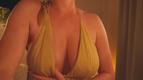 Snapshot of saltedhoney chatting on 04-26-26, 06:27 IsaBella- online show from 04-26-26, 06:27