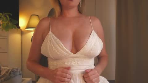 Snapshot of saltedhoney chatting on 05-17-26, 04:58 IsaBella- online show from 05-17-26, 04:58