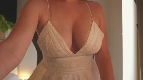 Snapshot of saltedhoney chatting on 06-15-26, 12:18 IsaBella- online show from 06-15-26, 12:18