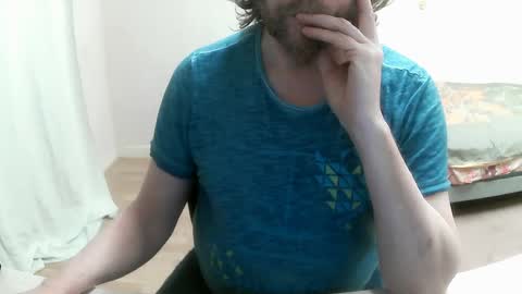 Snapshot of saltimbanquier chatting on 02-14-25, 03:58 Saltimbanquier Salt ou Banquier online show from 02-14-25, 03:58