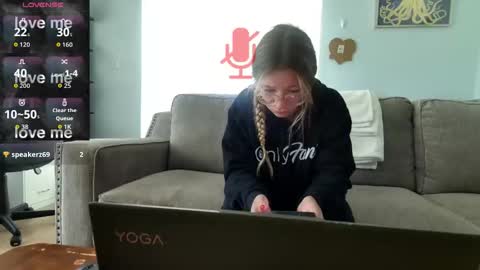 Snapshot of saltycaptain69_hatgirl69 chatting on 10-15-25, 01:44 Salty Captain 69 Hat Girl 69 online show from 10-15-25, 01:44