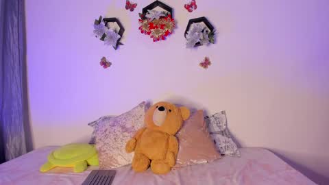 Snapshot of samara_jonnes_ chatting on 12-26-24, 11:46 Samara is my name a pleasure delighted that you are here leave your thumb up it is important to me online show from 12-26-24, 11:46