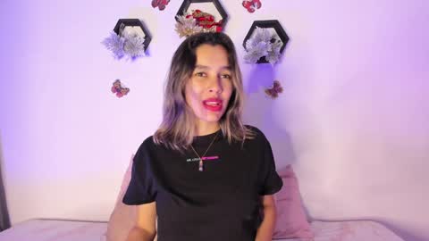Snapshot of samara_jonnes_ chatting on 01-16-25, 11:37 Samara is my name a pleasure delighted that you are here leave your thumb up it is important to me online show from 01-16-25, 11:37