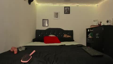 Snapshot of sammy_sophiaa chatting on 05-23-26, 02:39 Sophia online show from 05-23-26, 02:39