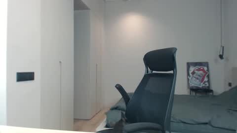 Snapshot of sandro_best chatting on 05-15-26, 08:32 DeAlex online show from 05-15-26, 08:32