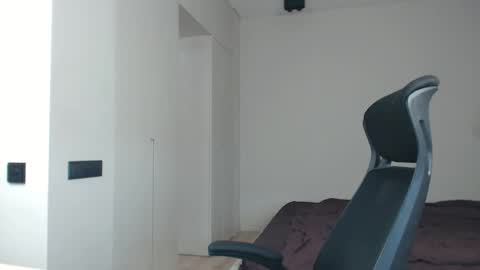 Snapshot of sandro_best chatting on 05-24-26, 09:36 DeAlex online show from 05-24-26, 09:36