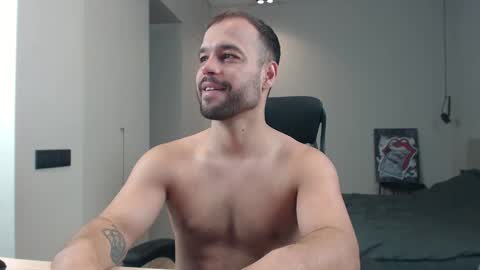 Snapshot of sandro_best chatting on 05-29-26, 08:34 DeAlex online show from 05-29-26, 08:34