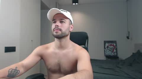 Snapshot of sandro_best chatting on 06-15-26, 10:06 DeAlex online show from 06-15-26, 10:06