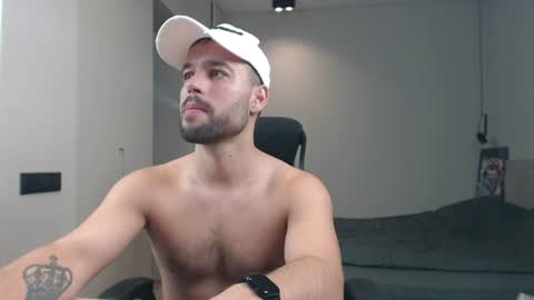 Snapshot of sandro_best chatting on 06-19-26, 09:35 DeAlex online show from 06-19-26, 09:35