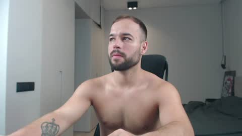 Snapshot of sandro_best chatting on 06-25-26, 09:03 DeAlex online show from 06-25-26, 09:03