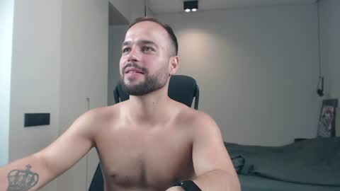 Snapshot of sandro_best chatting on 06-26-26, 11:14 DeAlex online show from 06-26-26, 11:14