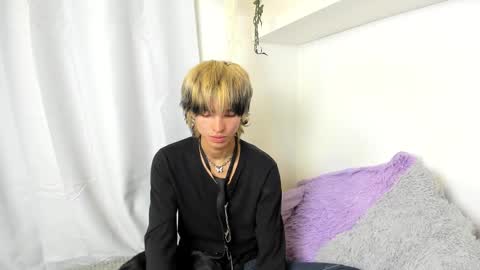 Snapshot of santy_kitty chatting on 12-18-24, 03:04 kitty online show from 12-18-24, 03:04