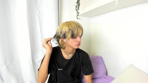 Snapshot of santy_kitty chatting on 12-22-24, 05:12 kitty online show from 12-22-24, 05:12