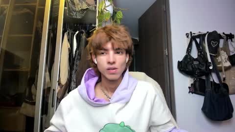 Snapshot of santy_kitty chatting on 02-04-25, 01:34 kitty online show from 02-04-25, 01:34