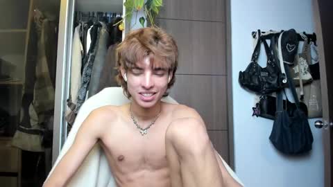 Snapshot of santy_kitty chatting on 02-04-25, 04:37 kitty online show from 02-04-25, 04:37