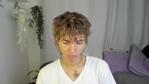 Snapshot of santy_kitty chatting on 10-17-25, 02:37 kitty online show from 10-17-25, 02:37