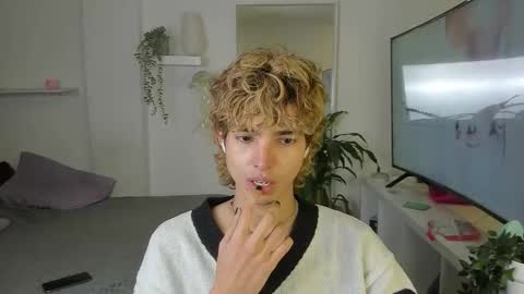 Snapshot of santy_kitty chatting on 10-20-25, 04:24 kitty online show from 10-20-25, 04:24