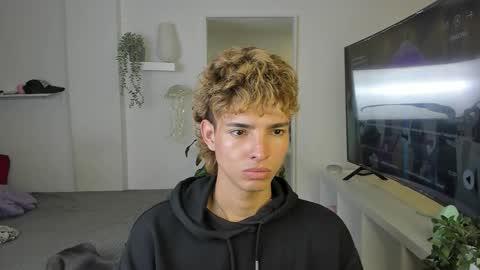 Snapshot of santy_kitty chatting on 11-06-25, 02:01 kitty online show from 11-06-25, 02:01