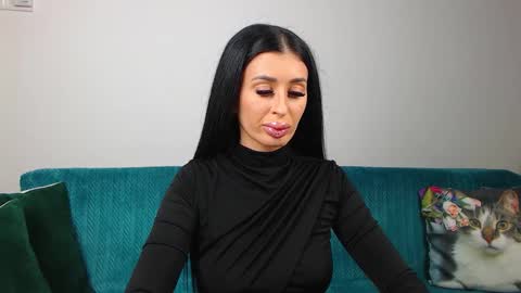 Im Sara I am happy to be here  online show from 12-14-25, 05:29