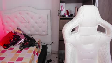 Snapshot of sara_martin_ chatting on 01-31-25, 10:21 sara online show from 01-31-25, 10:21