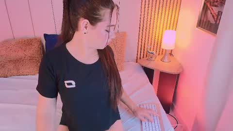 Snapshot of sara_riley01 chatting on 04-30-26, 11:42 Sara online show from 04-30-26, 11:42