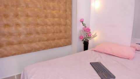 sara_sm1th_ online show from 04-23-26, 12:29