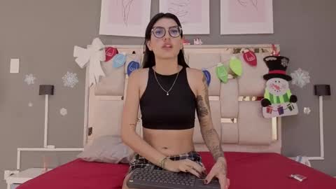 Snapshot of saraa_nix chatting on 11-25-25, 03:06 sara online show from 11-25-25, 03:06