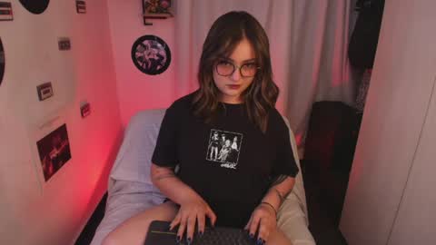 Snapshot of sarah_cuteeyes chatting on 04-21-26, 05:03 Sara online show from 04-21-26, 05:03