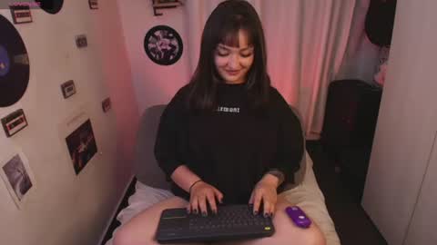 Snapshot of sarah_cuteeyes chatting on 06-21-26, 05:43 Sara online show from 06-21-26, 05:43