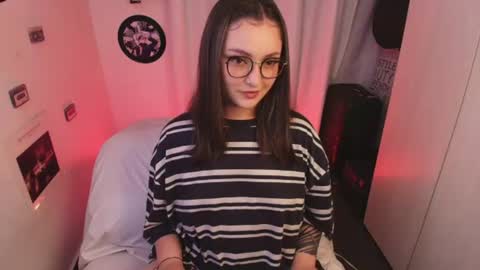 Snapshot of sarah_cuteeyes chatting on 06-24-26, 05:50 Sara online show from 06-24-26, 05:50