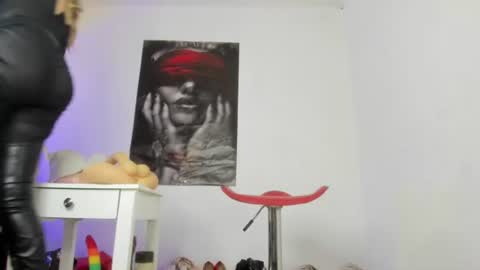 Snapshot of sarah_mistress_ chatting on 06-11-26, 05:44 Sarah online show from 06-11-26, 05:44