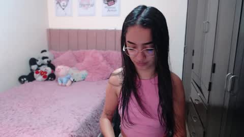 Snapshot of sarah_stone15 chatting on 01-05-25, 05:09 Sarah online show from 01-05-25, 05:09