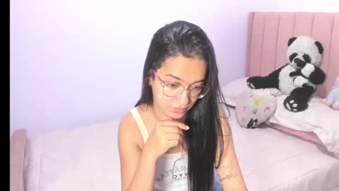 Snapshot of sarah_stone15 chatting on 10-22-25, 12:33 Sarah online show from 10-22-25, 12:33