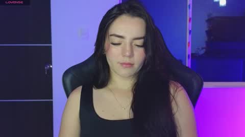 Snapshot of sarah_swtt chatting on 10-05-25, 03:05 - next broadcast 28 nov 7 pm Col online show from 10-05-25, 03:05