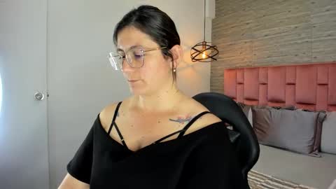 Sarah Deyvis online show from 10-22-25, 04:18