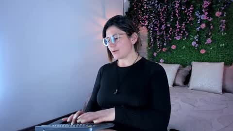 Sarah Deyvis online show from 12-02-25, 01:11