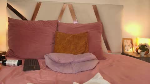 Snapshot of sarahevans__ chatting on 12-25-24, 10:37 Sarah Evans online show from 12-25-24, 10:37