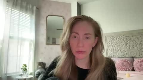 Snapshot of sarahgiroux86 chatting on 04-28-26, 05:18 Sarah online show from 04-28-26, 05:18