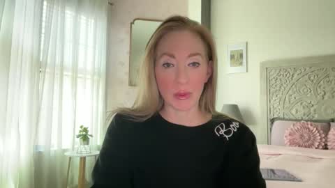Snapshot of sarahgiroux86 chatting on 05-24-26, 06:46 Sarah online show from 05-24-26, 06:46