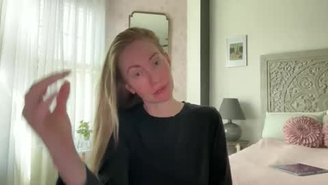 Snapshot of sarahgiroux86 chatting on 05-26-26, 05:42 Sarah online show from 05-26-26, 05:42