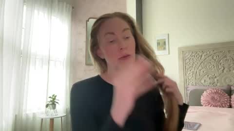 Snapshot of sarahgiroux86 chatting on 05-28-26, 06:49 Sarah online show from 05-28-26, 06:49