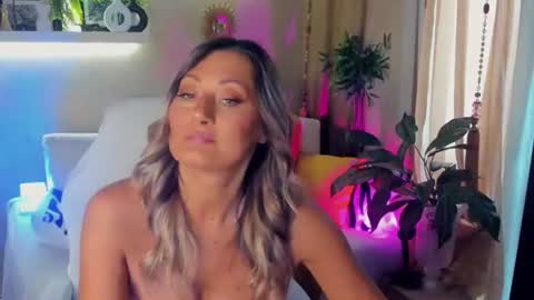 Snapshot of sarahholly chatting on 06-19-26, 11:47 Divine Sarah NONUDE model online show from 06-19-26, 11:47