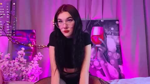 Sarah  online show from 11-23-25, 09:25