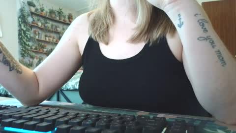 Snapshot of sarahpmummy chatting on 06-11-26, 10:41 Sarah online show from 06-11-26, 10:41