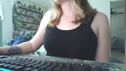 Snapshot of sarahpmummy chatting on 06-12-26, 09:35 Sarah online show from 06-12-26, 09:35