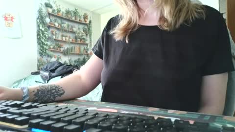 Snapshot of sarahpmummy chatting on 06-24-26, 08:19 Sarah online show from 06-24-26, 08:19