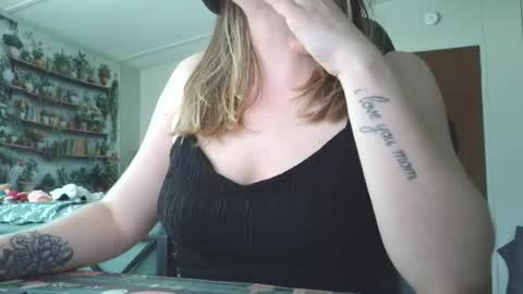 Snapshot of sarahpmummy chatting on 07-15-26, 09:31 Sarah online show from 07-15-26, 09:31