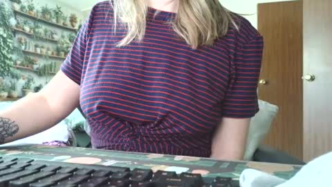 Snapshot of sarahpmummy chatting on 07-31-26, 10:31 Sarah online show from 07-31-26, 10:31