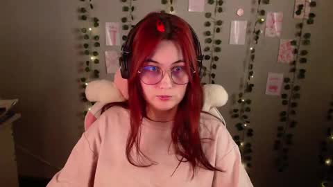 Snapshot of sarakinski chatting on 11-23-25, 12:27 Sara online show from 11-23-25, 12:27