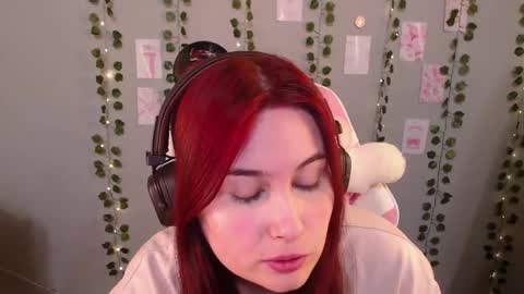 Snapshot of sarakinski chatting on 12-22-25, 01:19 Sara online show from 12-22-25, 01:19